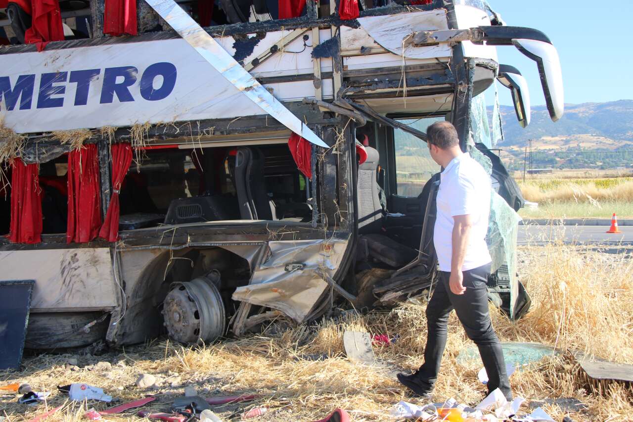 Yolcu otobüsü şarampole devrildi! 2'si ağır 46 yaralı var 12